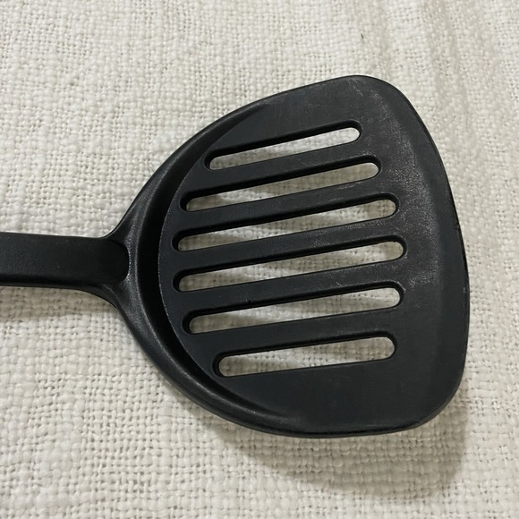 Vintage Ecko Slotted Wide Turner Spatula White Handle Black Nylon Flipper - Picture 3 of 5
